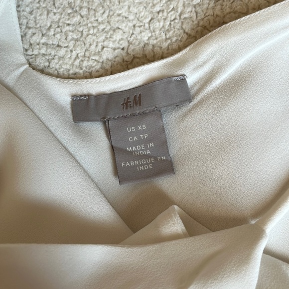 EUC H&M classic semi sheer plunge v neck blouse - Picture 4 of 4